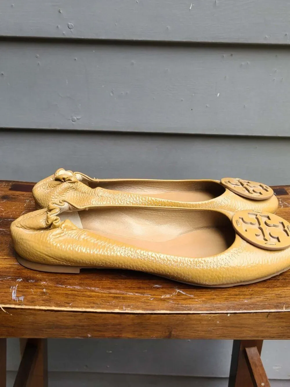 Tory Burch Reva Pebbled Leather Ballet Flats 8 1/2 in Camel